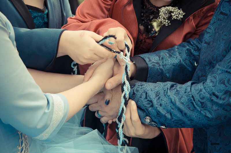 Handfasting, rito celtico di legatura delle mani, inserito in una cerimonia simbolica personalizzata.