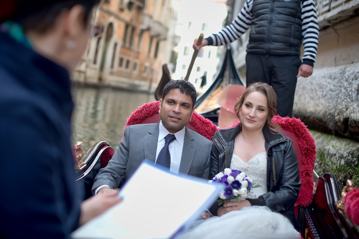 Cerimonia simbolica in gondola per una coppia in fuga d'Amore a Venezia
