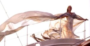 Budget Matrimonio: Still dal film Mamma Mia con Meryl Streep durante la parte di Money Money Money degli Abba, su uno yacht, con un lungo abito elegante che si muove setoso nel vento.