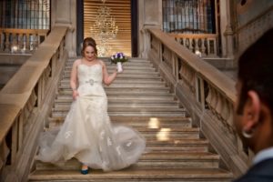 Location per matrimoni: la bellissima scalinata del Ca' Sagredo con la sposa che scende le scale.