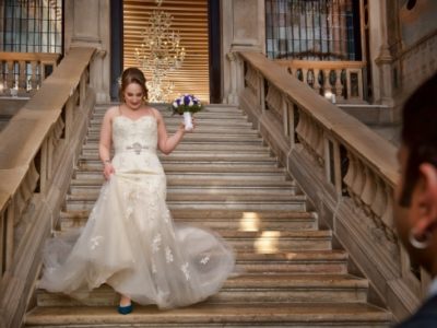 Location per matrimoni: la bellissima scalinata del Ca' Sagredo con la sposa che scende le scale.