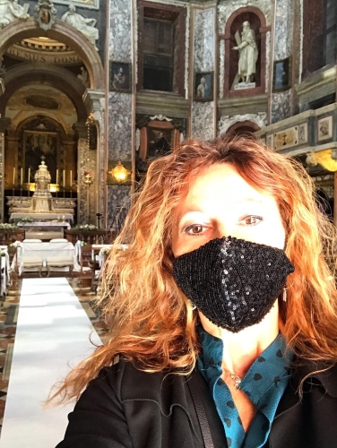 Wedding Planner in chiesa con maschera - Lavoro in sicurezza