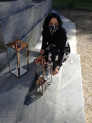 A wedding planner working with a mask, placing lanterns - Micro-weddings