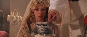 Scena da Indiana Jones e il Tempio Maledetto dove la protagonista si vede servire un semifreddo di cervello di scimmia dentro una testa di scimmia.