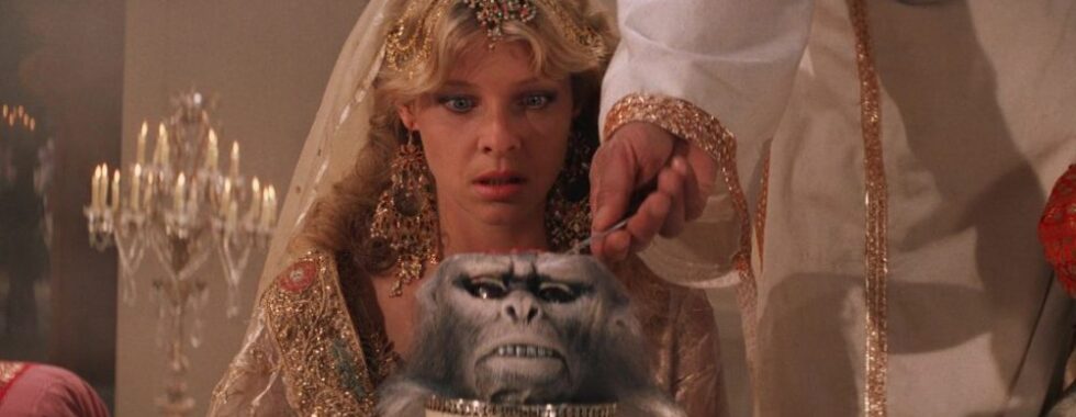 Scena da Indiana Jones e il Tempio Maledetto dove la protagonista si vede servire un semifreddo di cervello di scimmia dentro una testa di scimmia.