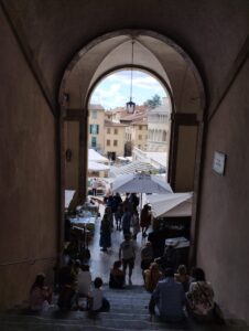Foto di un vicolo coperto durante la fiera dell'antiquariato ad Arezzo