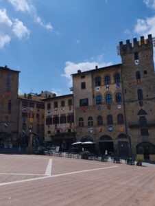Immagine della piazza principale di Arezzo, il posto perfetto per la vostra vacanza di matrimonio ad Arezzo!
