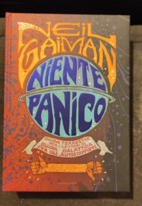 the italian back book cover of an hitchhiker's guide to the galaxy, with written, in italian: NEIL GAIMAN, DON'T PANIC, the terrestrial guide for readers of a hitchhiker's guide to the galaxy 